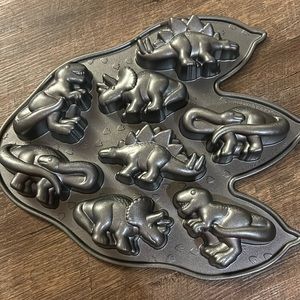 The Dinosaur Cakelette Pan. Brand new!